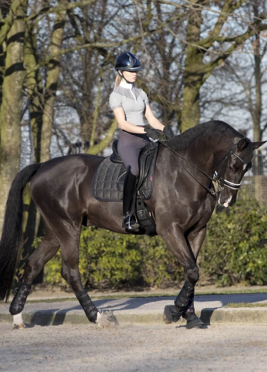 LeMieux Carbon Mesh Dressage Square - Black 4 LeMieux Carbon Mesh Dressage Square - Black - Image 2